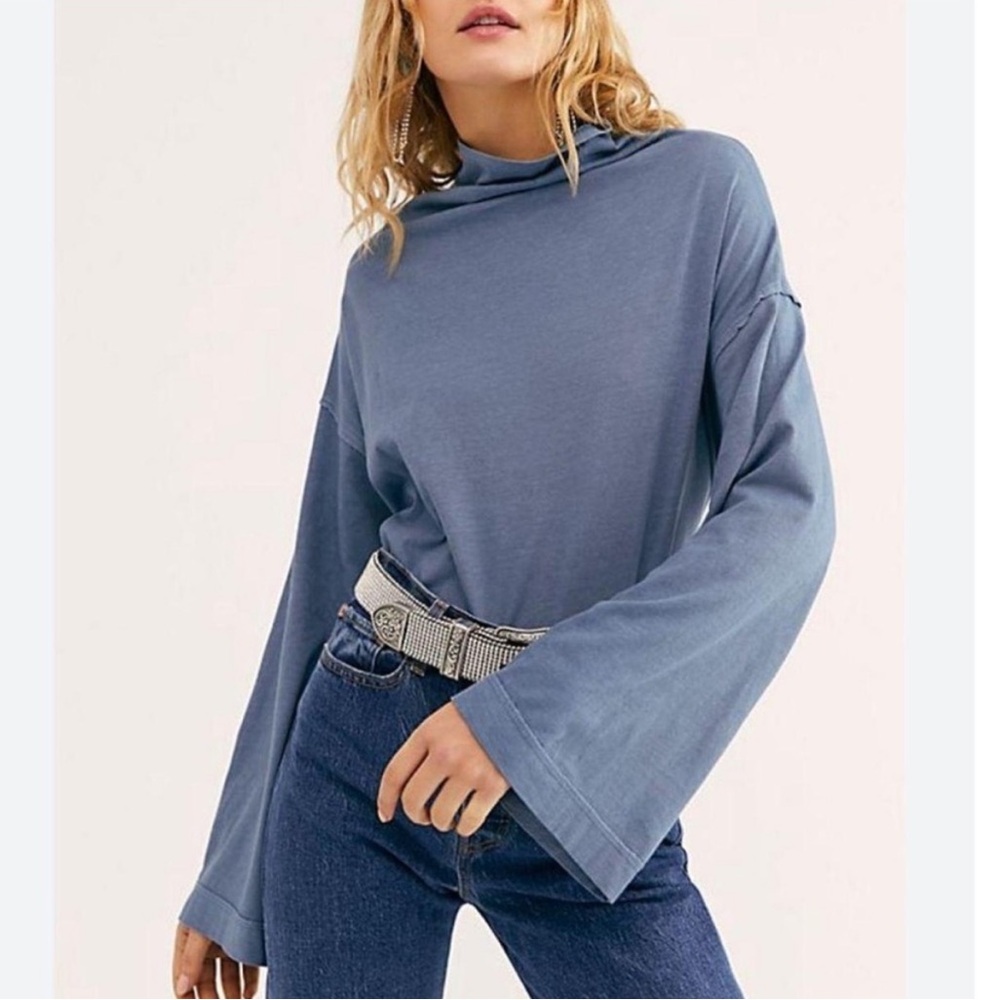 WE THE FREE (free people) long sleeved shirt. Perfect fall top! X-small
